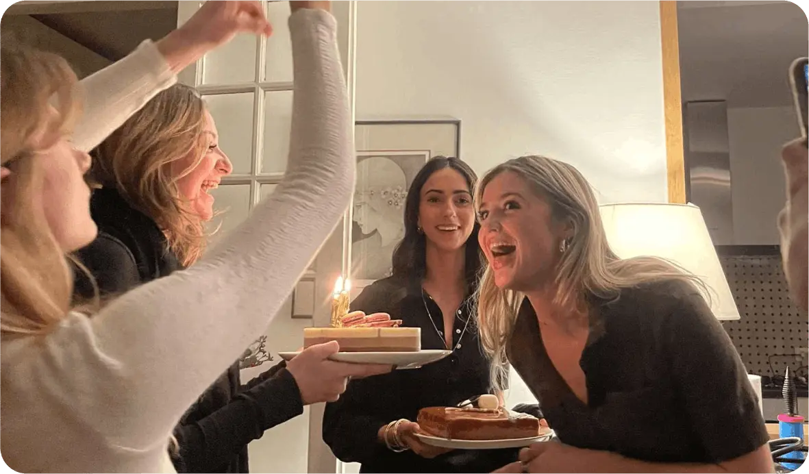 Un groupe de femmes chantent « joyeux anniversaire » à leur amie.